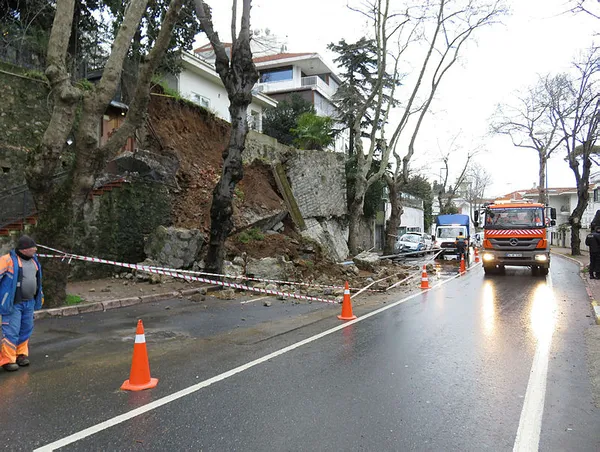 Beykoz'da istinat duvarı çöktü - 1