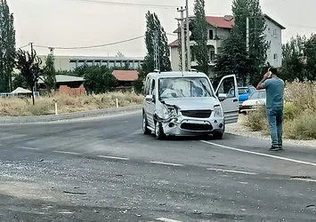 Kavşakta iki otomobil çarpıştı: 4 yaralı