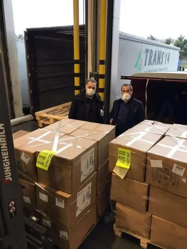 Çin'den İstanbul'a geldi! Koronavirüse karşı 44 koli medikal destek - 1