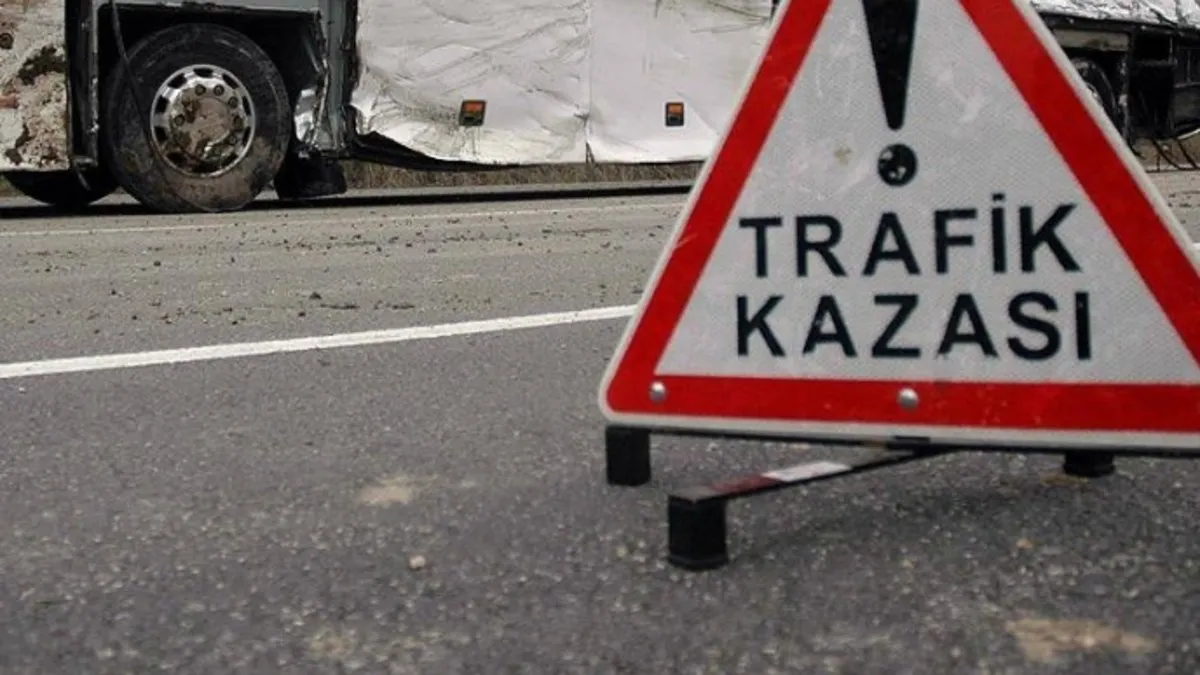 Antalya'da motosiklete çarpan otomobil kamyonete çarparak durabildi 1 kişi ölü