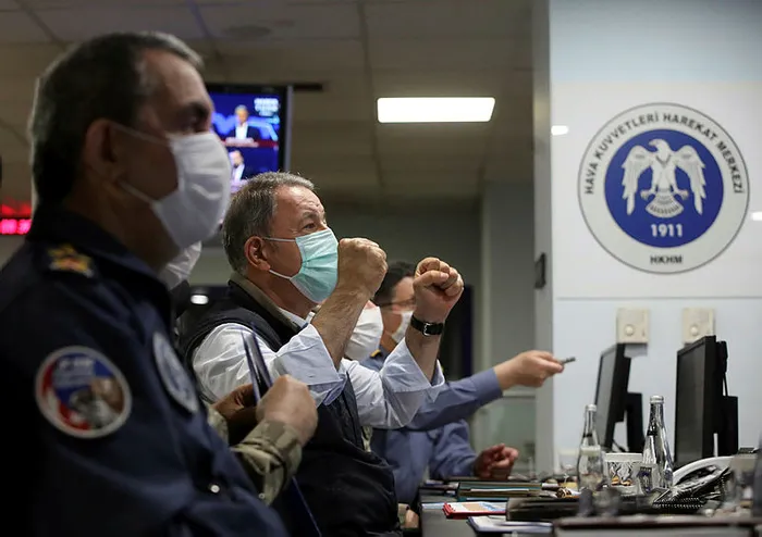 Son dakika: Milli Savunma Bakanı Akar Pençe-Kartal Operasyonu’nu Harekat Merkezi’nden idare ediyor