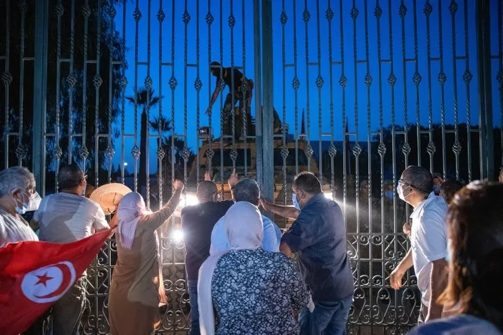 Tunus ayakta! Darbeye karşı direniyorlar! Türkiye meşru hükümetin yanında