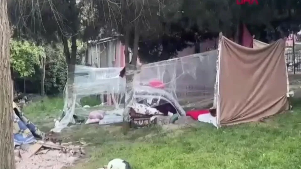 Deprem nedeniyle parkta kalan eşi ve baldızını silahla vurdu
