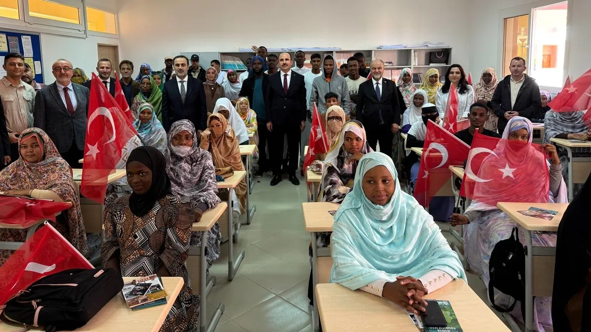 Moritanya'da anlamlı buluşma: Afrikalı öğrenciden İstiklal marşı sürprizi