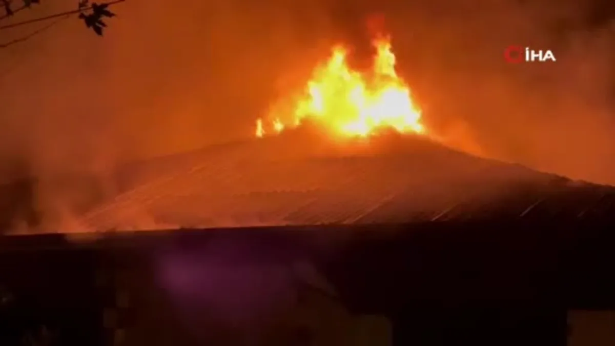 Sakarya'da üç katlı evin çatısı alev topuna döndü