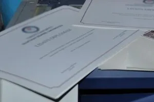 Ankara Cumhuriyet Başsavcılığı tarafından yürütülen sahte diploma soruşturmasında tutuklanan sanıklardan televizyon programlarına da çıkan ünlü doktor Volkan Uçak ile ilgili yeni ayrıntılara ulaşıldı. Uçak'ın cep telefonunda Türkiye İletişim Ofisi olarak kayıtlı kişi ile 250 bin lira karşılığında doçentlik verilmesi konusunda konuşmalar olduğu görüldü. Öte yandan Uçak'ın ifadesi ortaya çıkarken, “Yurt dışında okuduğum üniversitenin denklik işlemlerinin Türkiye'de yapılıp yapılmadığı konusunda internette araştırmalar yaparken kendisini Zafer Hoca olarak tanıtan Ziya Kadiroğlu ile tanıştım. Ege Üniversitesi'nde denklik işlemini 80 bin lira karşılığında yapabileceğini söyledi. Ziya Kadiroğlu'na sadece lise diplomamı gönderdim ve e-devlet üzerinden sorgulama yaptığımda mezun kaydını gördüm. Psikolojik danışmanlık hizmeti vermiyorum. Sadece hipnoz, zihin kodlama gibi uygulamalar yapıyorum