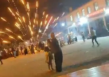 Düğüne katılanların tepesinde havai fişek patladı