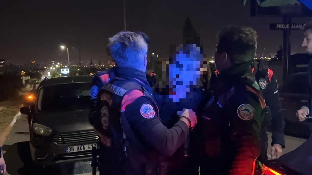 1791751844274.jpg Kayseri’de polisten kaçış pahalıya patladı! 335 bin liralık cezayı öğrenince sinir krizi geçirdi: "Dershane param gitti" - 3