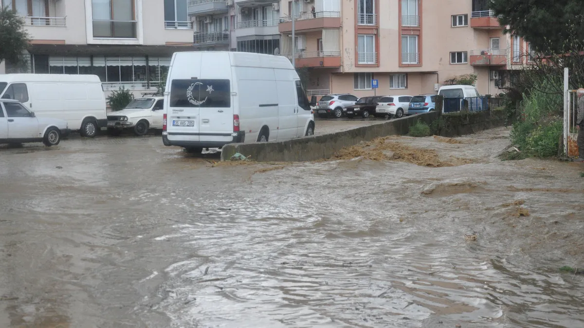 İzmir’de sağanak baskını: Ödemiş göle döndü
