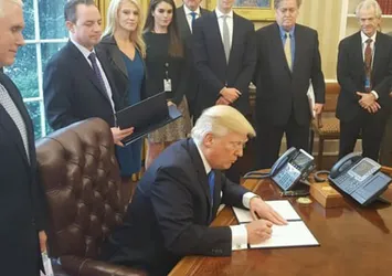 Obama üç kez veto etmişti, Trump onayladı