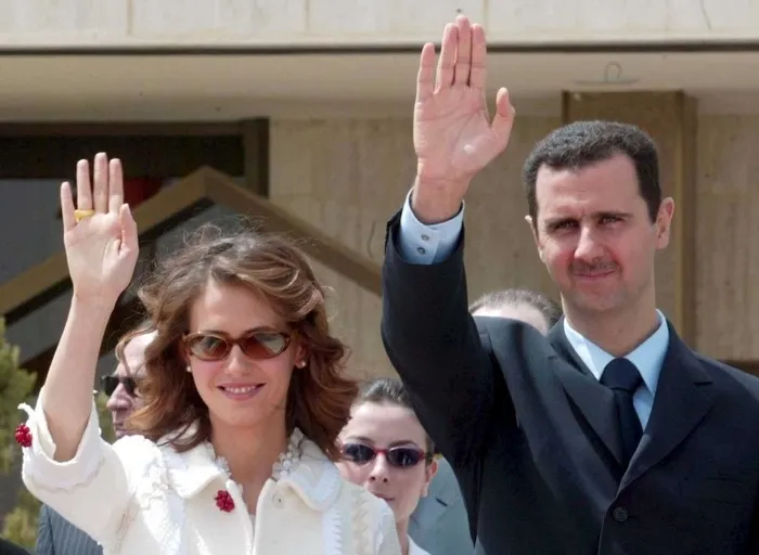 ingiltere-esma-esadi-istemiyor-pasaportunu-yirtip-atsin-1735124646054.jpg Esma Esad eşi Beşşar ile iç savaştan önce Suriye halkını selamlarken (Arşiv)