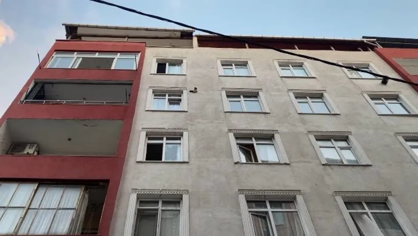 Küçükçekmece’de aile dehşeti! Ailesini rehin aldı: Polisi görünce balkondan atladı