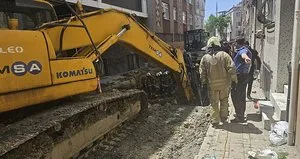Bayrampaşa’da İSKİ’nin çalışmasında yol çöktü!