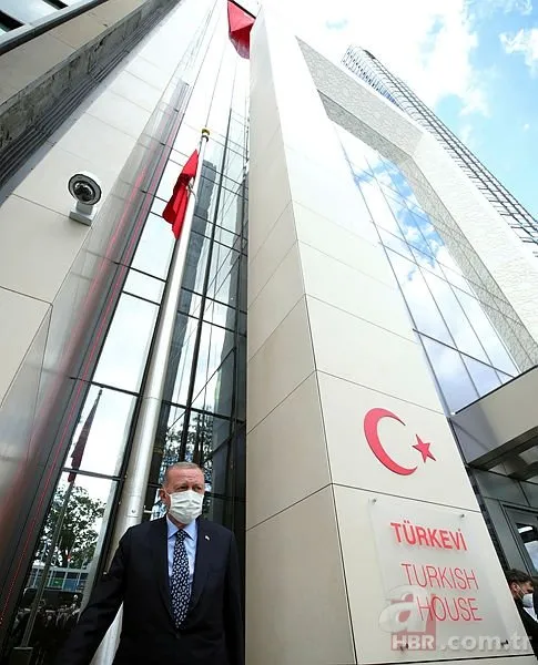 Başkan Erdoğan Türkevi’nin gönderine Türk Bayrağını böyle çekti