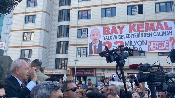 yalovada-kilicdaroglunun-yuzunu-dusuren-pankart-1660754197456.jpg