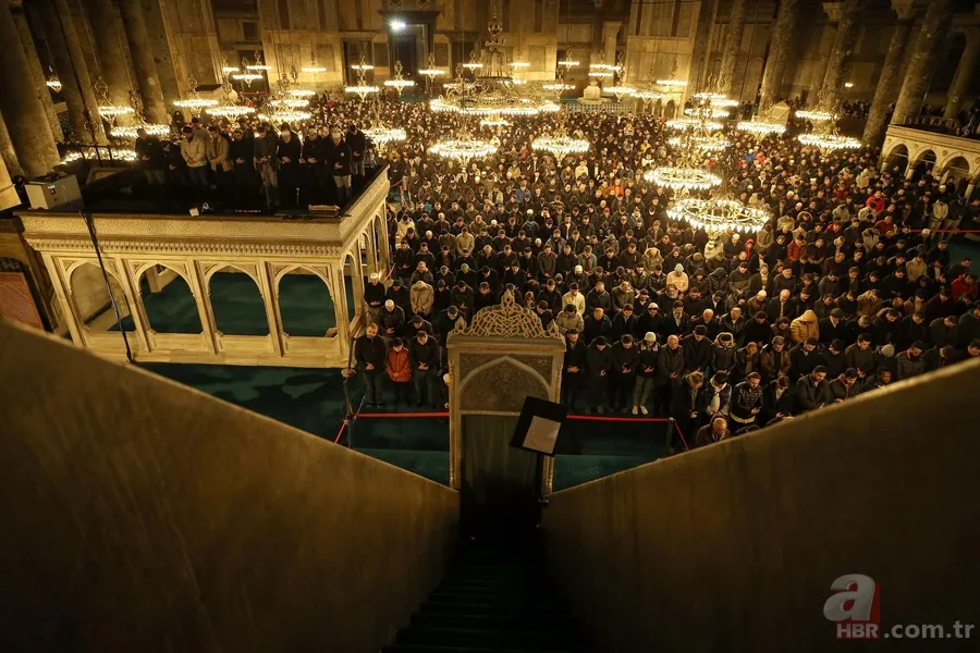 Tüm Türkiye depremde vefat edenler için ellerini semaya kaldırdı 3