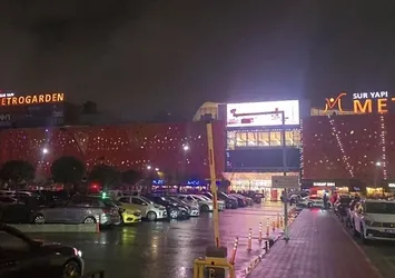 İstanbul'da AVM'de panik anları!