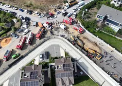 Tuzla'da kanalizasyon kazısında göçük! Toprak altında kalan işçi sağ olarak kurtarıldı