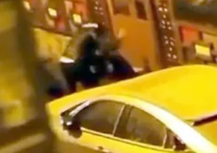 Sokak ortasında vahşet! Tartıştığı kadını tekme tokat darbetti