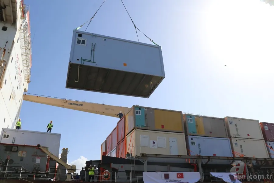 Katar’ın Türkiye’ye depremzedeler için gönderdiği yaşam konteynerleri taşıyan İskenderun’a ulaştı 12