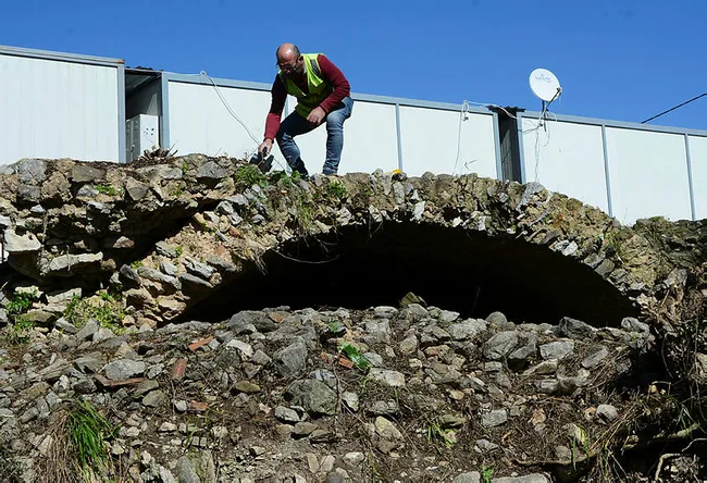 Muğla’da 1500 yıllık tarihi tonoz yapıyı define avcıları delik deşik etti