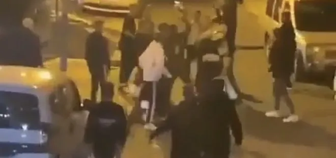 İstanbul’da sokak ortasında birbirlerine girdiler! Kasklı sopalı kavga kamerada