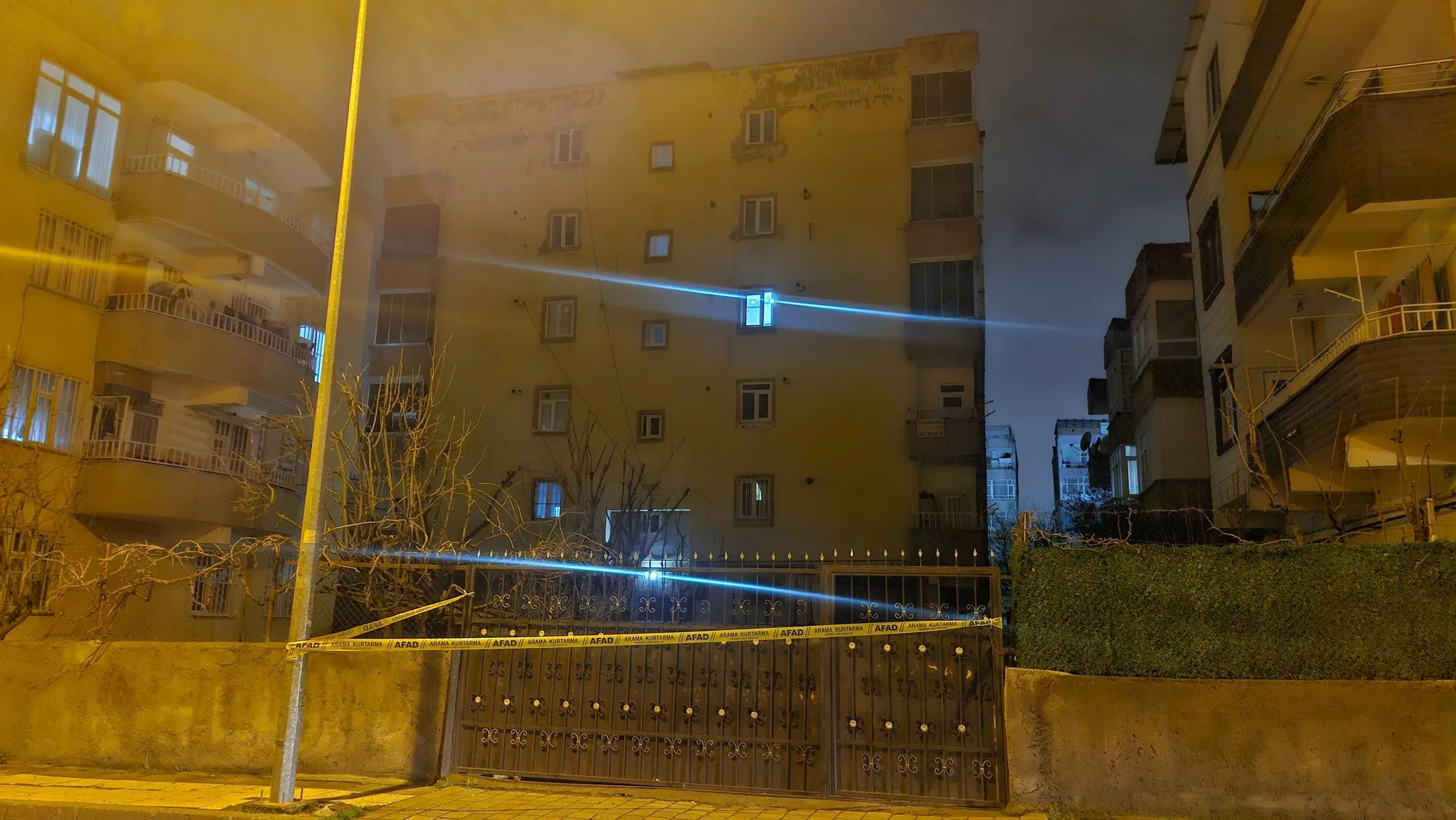 Diyarbakır'da kolonlarından ses gelen binadaki 51 kişi tahliye edildi