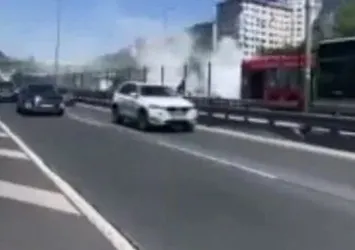 Halıcıoğlu'nda metrobüs yangını