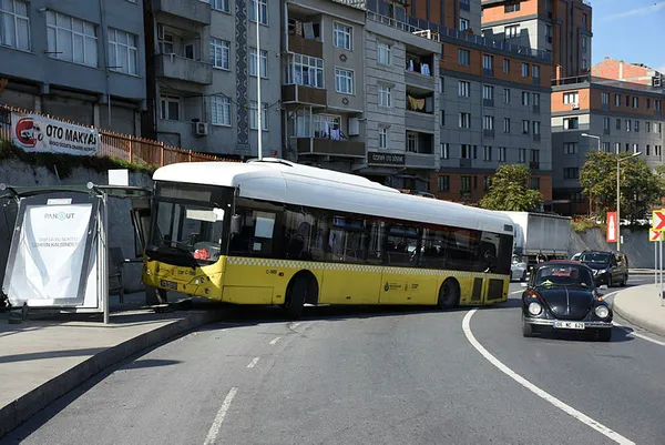 son-dakika-kagithanede-iett-otobusu-duraga-carpti-1634394767709.jpg