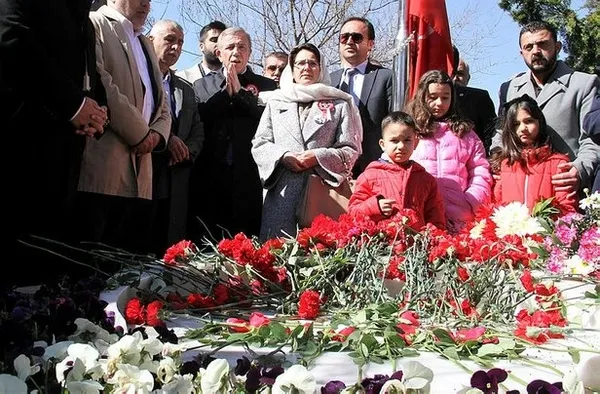 Muhsin Yazıcıoğlu'nun kabrini ziyarete giden Mansur Yavaş'a vatandaşlardan tepki - 1