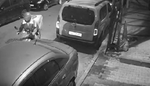 1699729331033.jpg İstanbul'da kurye apartmanda idrarını yaptı! Bina sakinleri kokudan rahatsız olunca gerçek ortaya çıktı! O anlar güvenlik kamerasında... - 1