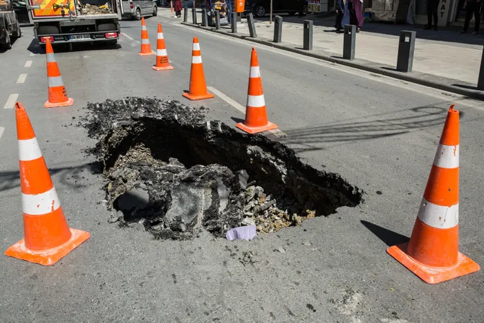 İstanbul'da facianın eşiğinden dönüldü! İSKİ'nin borusundan sızan su yolu çökertti |Video - 1