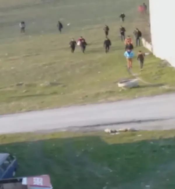 arnavutkoyde-onlarca-gocmen-polisten-boyle-kacti-1648279968352.jpg Arnavutköy'de göçmen operasyonu! Kovalamaca kameralara böyle yansıdı - 3