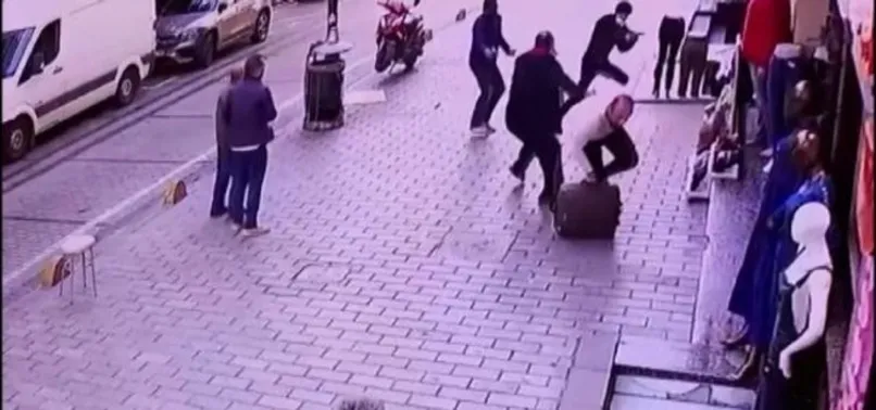 Kendilerine doğrultulan silaha kafa tuttular! 3 milyon dolarlık gasp girişimi kamerada