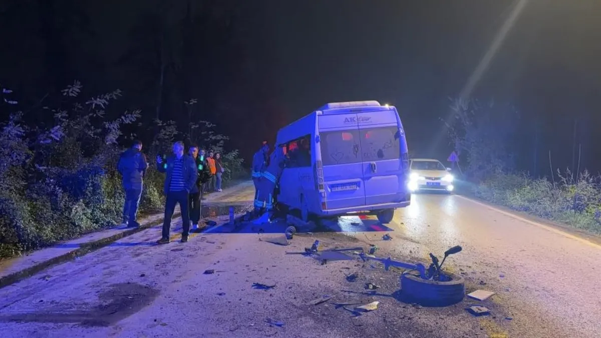 Düzce'de feci kaza! Minibüs ve otomobil çarpıştı: Yaralılar var