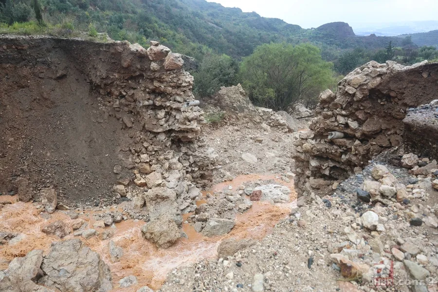 Hatay'da aşırı yağış sebebiyle köprü yıkıldı, yol çöktü 5