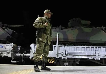 Sınıra zırhlı araç takviyesi sürüyor