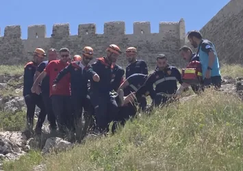 Van Kalesi kayalıklarında mahsur kalan vatandaş UMKE ekiplerince kurtarıldı