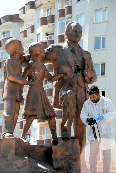 Atatürk büstüne saldıran provokatör yakalandı! - 1