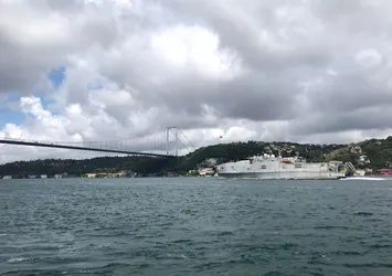 Askerler güvertede nöbet tuttu! ABD savaş gemisi Boğaz'dan geçti!