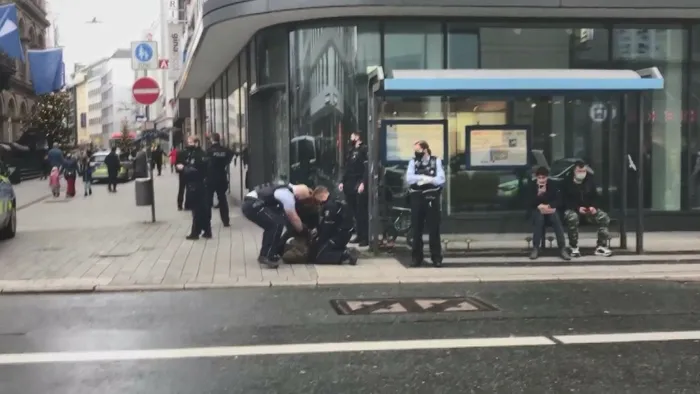 Almanya’da polisin şiddet uyguladığı başörtülü kadının kimliği ortaya çıktı! Skandal görüntüler infial yaratmıştı - 1