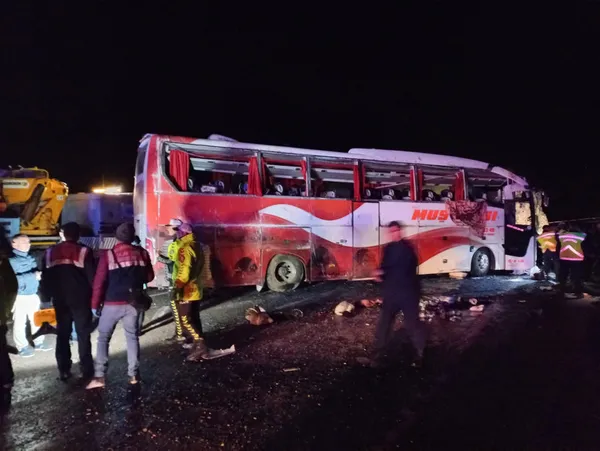 kayseride-can-pazari-yolcu-otobusu-devrildi-38-yarali-1698122710897.jpg Kayseri'de can pazarı! Yolcu otobüsü devrildi: 38 yaralı - 2