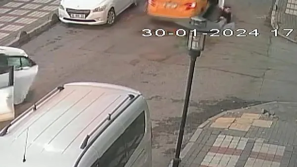 1707211769842.jpeg İstanbul'da yol verme kavgası! Silahı gören taksici yolcuyu bırakıp kaçtı - 2