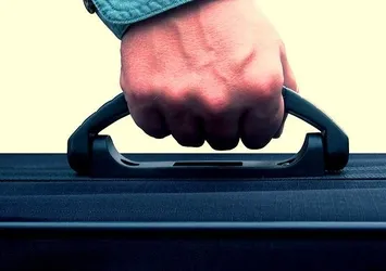 Ünlü iş adamı para dolu 2 çantayla kaçmaya çalışırken yakalandı