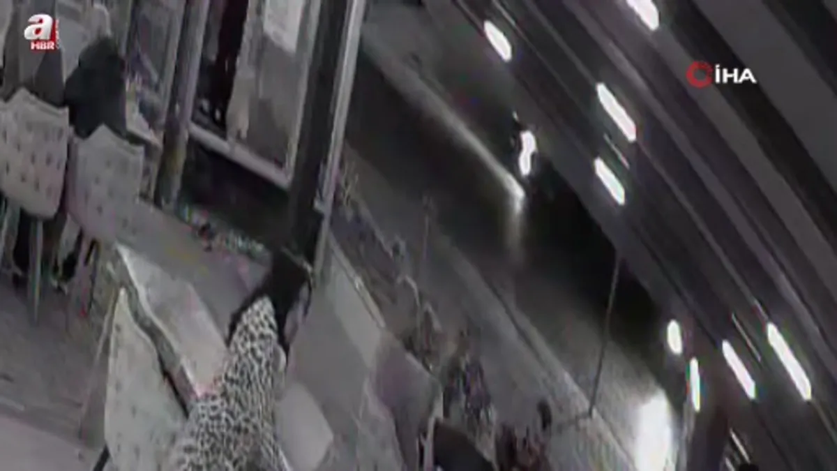 Otomobille çarpışan motosiklet sürücüsü kaldırıma savruldu: 1 yaralı