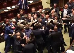 İtalya parlamentosunda gerilim! Yumruklar havada uçuştu | O anlar kameraya böyle yansıdı