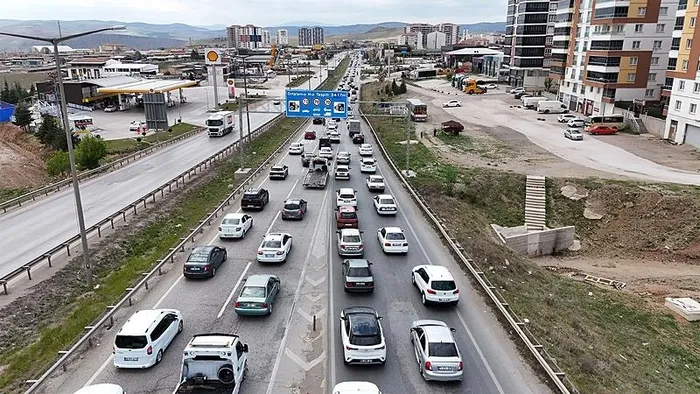 1712926597783.jpeg 43 ilin geçiş güzergahında trafik yoğunluğu! Kilometrelerce araç kuyruğu oluştu - 1