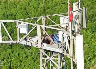 Görenler şaştı kaldı! 75 metrelik baz istasyonuna çıkıp öyle bir şey yaptı ki!