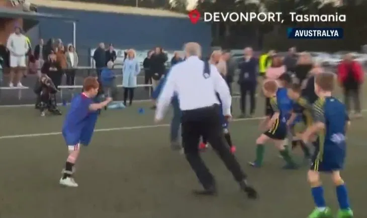 Avustralya Başbakanı Scott Morrison maçta dengesini kaybedip çocuğun üzerine düştü