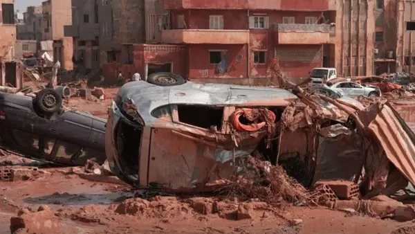 sel-vuran-libyada-alevler-yukseldi-halk-sokaklara-indi-derne-belediye-baskaninin-evini-basarak-atese-verdi-1695067582889.jpeg Sel vuran Libya’da alevler yükseldi! Halk sokaklara indi Derne Belediye Başkanının evini basarak ateşe verdi - 3